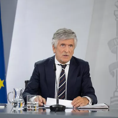 El ministro del Interior, Fernando Grande-Marlaska, durante la rueda de prensa tras el Consejo de Ministros, a 25 de agosto de 2026, en Madrid (España). El Consejo de Ministros ha aprobado este martes 25 de agosto una nueva ley de asilo y una reforma de la ley de Extranjería con el objetivo de adecuar el marco jurídico español al Pacto Europeo de Migración y Asilo, que entró en vigor en junio.



Jesús Hellín / Europa Press

25 AGOSTO 2026;INMIGRACIÓN;GOBIERNO DE ESPAÑA;MIGRANTES;INMIGRANTES;UNIÓN EUROPEA

25/8/2026