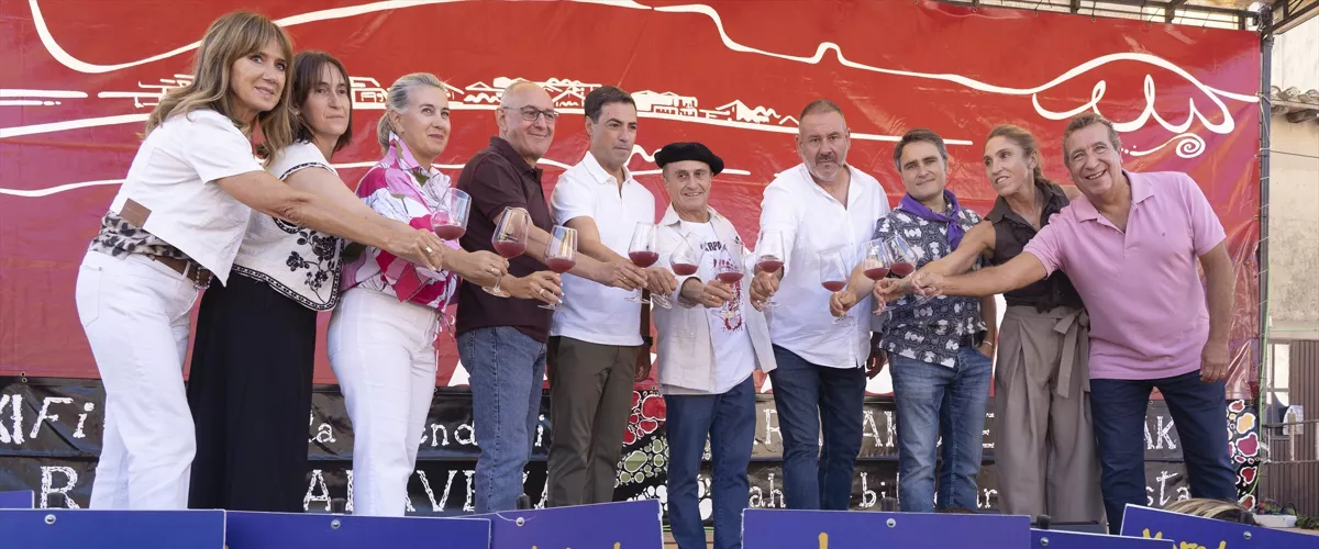 El diputado general de Álava, Ramiro González (4i), el lehendakari, Imanol Pradales (5i),  el actor Pepe Viyuela (c) y el alcalde de Kripan, Joseba FErnández Calleja (4d), durante la Fiesta de la Vendimia, en la plaza del Coso, a 13 de septiembre de 2026, en Kripan, Álava, País Vasco (España). La XXXI Fiesta de la Vendimia de Rioja Alavesa tiene puestos de artesanía y de productos agrarios con sello Eusko Label, animación musical y pasacalles, propuestas infantiles y una amplia presencia de bodegas de la comarca, además de al cómico Pepe Viyuela como pregonero.



Iñaki Berasaluce / Europa Press

13/9/2026