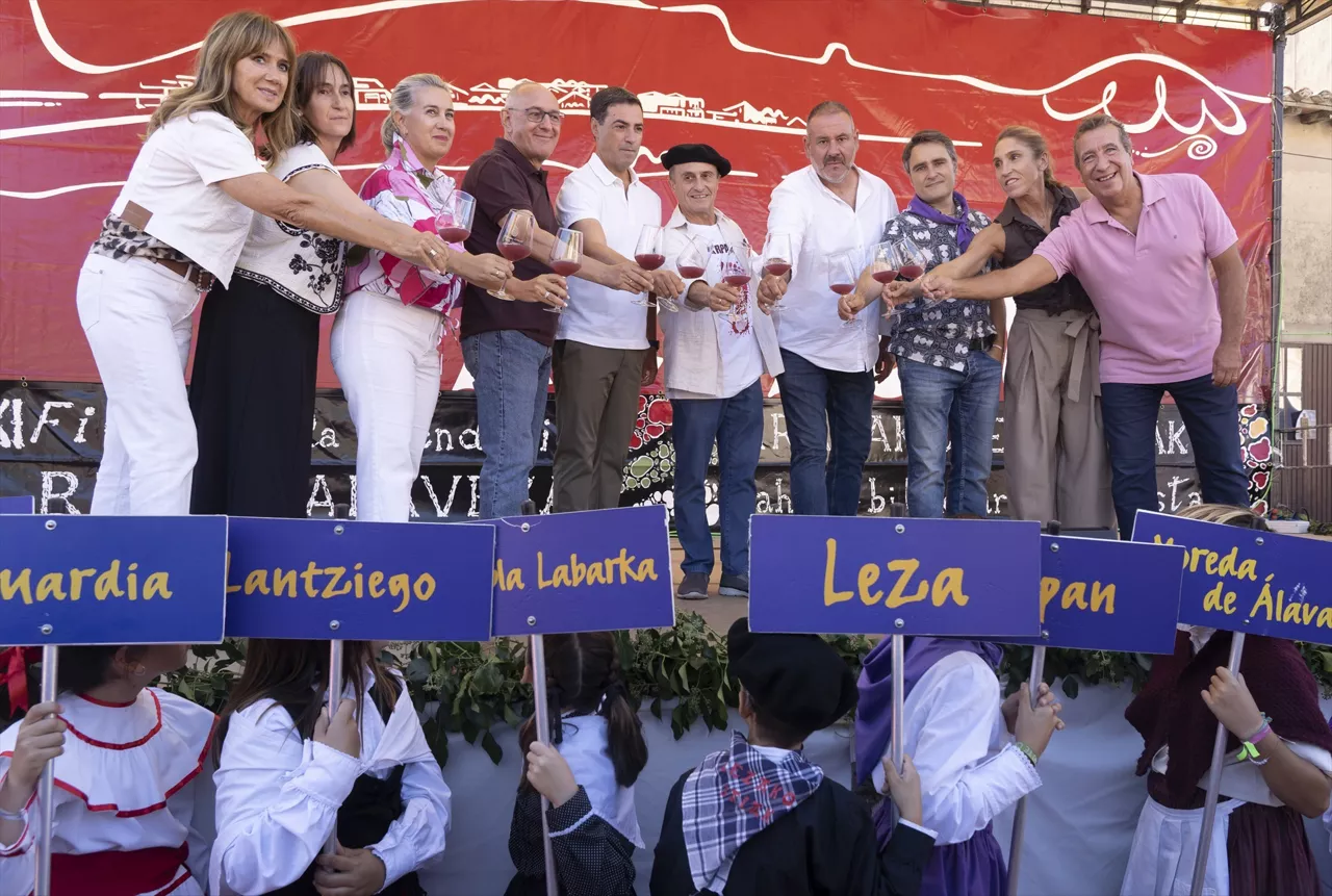 El diputado general de Álava, Ramiro González (4i), el lehendakari, Imanol Pradales (5i),  el actor Pepe Viyuela (c) y el alcalde de Kripan, Joseba FErnández Calleja (4d), durante la Fiesta de la Vendimia, en la plaza del Coso, a 13 de septiembre de 2026, en Kripan, Álava, País Vasco (España). La XXXI Fiesta de la Vendimia de Rioja Alavesa tiene puestos de artesanía y de productos agrarios con sello Eusko Label, animación musical y pasacalles, propuestas infantiles y una amplia presencia de bodegas de la comarca, además de al cómico Pepe Viyuela como pregonero.



Iñaki Berasaluce / Europa Press

13/9/2026