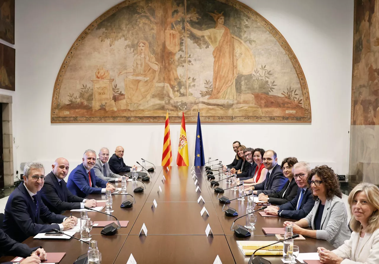 GRAFCAT514. BARCELONA, 14/07/2025.- Los consellers de Presidencia, Albert Dalmau (5d), y de Economía, Alicia Romero (6d), junto al ministro de Política Territorial y Memoria Democrática, Ángel Víctor Torres (3i), durante la reunión de la Comisión Bilateral entre el Ejecutivo central y el Govern para abordar la financiación singular de Cataluña, un modelo pactado entre el PSC y ERC en la investidura de Pedro Sánchez. EFE/Andreu Dalmau
