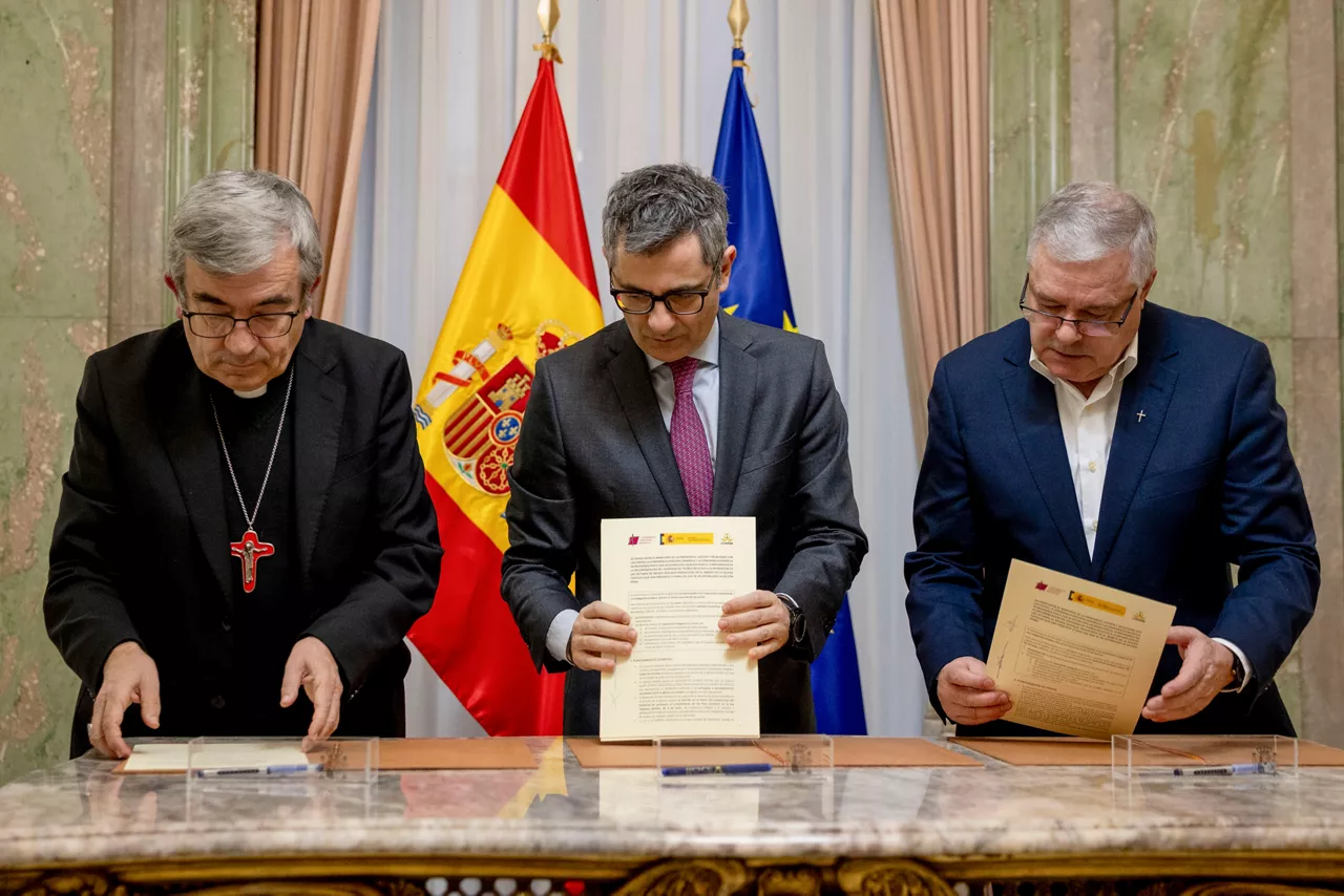 MADRID, 08/01/2026.- El ministro de la Presidencia, Justicia y Relaciones con las Cortes , Félix Bolaños (c), junto al presidente de la Conferencia Episcopal, Luis Argüello (i), y el presidente de la Conferencia Española de Religiosos (CONFER), Jesús Díaz Sariego (d), durante la firma de un acuerdo para la creación de una nueva vía, a través del Defensor del Pueblo, para la reparación de víctimas de abusos sexuales en el ámbito de la Iglesia católica para las que ya no es posible la vía judicial. EFE/ Daniel González
