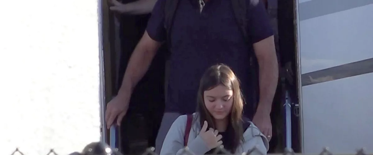 . MIAMI (ESTADOS UNIDOS), 28/10/2026.- Captura de video que muestra al excandidato presidencial brasileño Flávio Bolsonaro llegando este miércoles al Aeropuerto Ejecutivo de Miami-Opa Locka en Miami (EE.UU.). Bolsonaro llegó a Estados Unidos, donde será acogido por el Gobierno del presidente Donald Trump, tras huir de Brasil vía Argentina después de perder las elecciones del domingo frente al mandatario Luiz Inácio Lula da Silva. EFE/ Antoni Belchi
