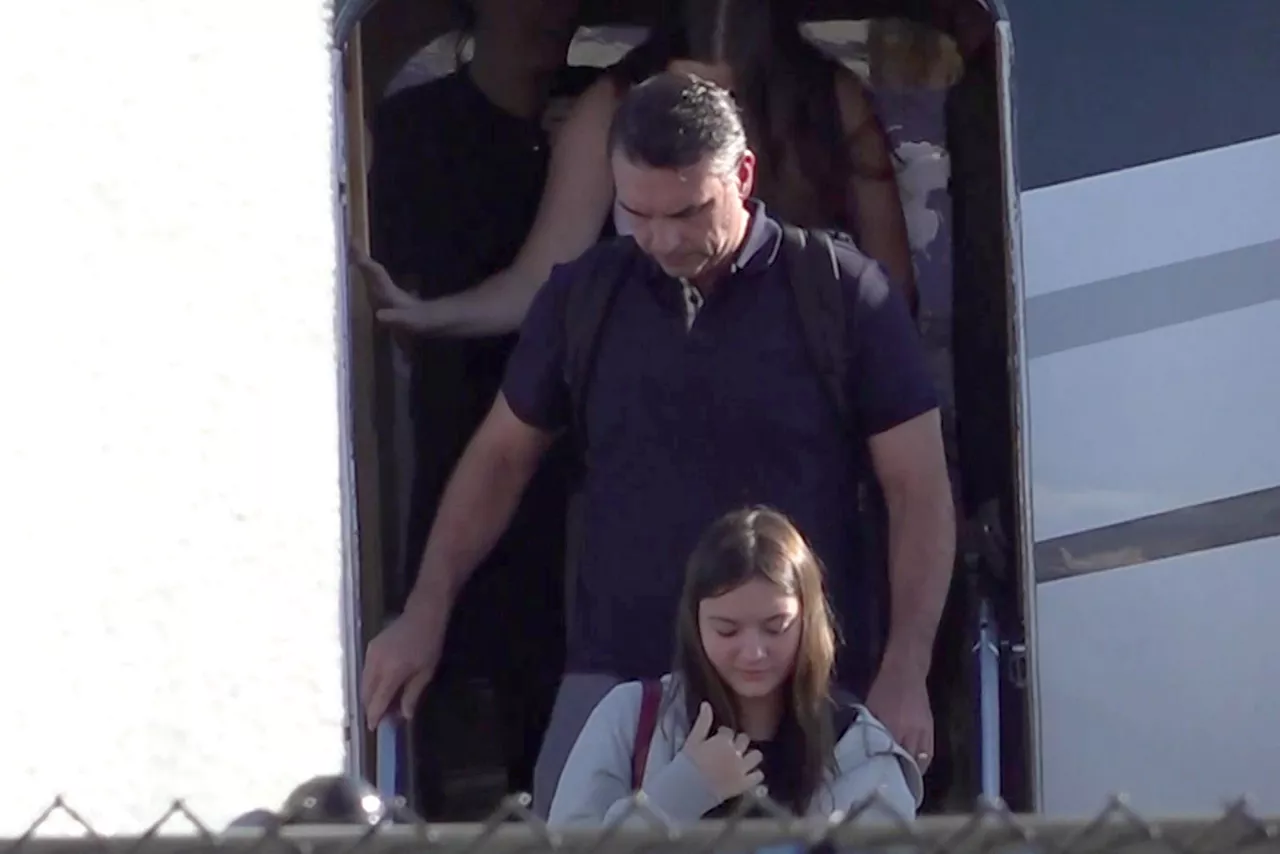 . MIAMI (ESTADOS UNIDOS), 28/10/2026.- Captura de video que muestra al excandidato presidencial brasileño Flávio Bolsonaro llegando este miércoles al Aeropuerto Ejecutivo de Miami-Opa Locka en Miami (EE.UU.). Bolsonaro llegó a Estados Unidos, donde será acogido por el Gobierno del presidente Donald Trump, tras huir de Brasil vía Argentina después de perder las elecciones del domingo frente al mandatario Luiz Inácio Lula da Silva. EFE/ Antoni Belchi
