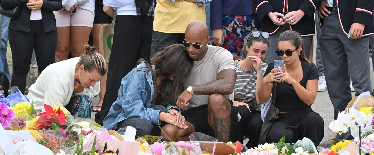 SYDNEY (Australia), 16/12/2025.- Mourners react after placing flowers at a makeshift memorial at Bondi Beach in Sydney, Australia, 16 December 2025. Australia is in mourning following an attack on the Jewish community's Hanukkah festival celebrations on 14 December that left at least 16 people dead, including one gunman. EFE/EPA/MICK TSIKAS AUSTRALIA AND NEW ZEALAND OUT
