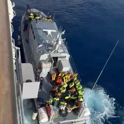 ATENAS, 01/05/2026.- Fotografía publicada en el perfil de X del Ministerio de Exteriores de Israel que confirmó que todos los activistas de la Flotilla Global Sumud detenidos en aguas internacionales por Israel, excepto los dos que serán transferidos a territorio israelí para ser "interrogados", se encuentran ya en territorio griego. Los activistas fueron desembarcados desde un buque militar israelí en la zona de Atherinolakos, una pequeña marina situada en la punta occidental de Creta. Tras desembarcar están siendo trasladados en autobuses a Heraclión", la capital de esta isla del Mediterráneo oriental. En la misma red socilal X, el Ministerio de Exteriores de Israel informó de su decisión de transferir a territorio israelí a Saif Abu Keshek, con doble nacionalidad española y palestina, como "sospechoso de pertenecer a una organización terrorista" y al brasileño Thiago Ávila como "sospechoso de actividades ilegales", sin concretar los cargos. EFE/Perfil de X del Ministerio de Exteriores de Israel -SÓLO USO EDITORIAL/SOLO USO PERMITIDO PARA ILUSTRAR LA NOTICIA QUE APARECE EN EL PIE DE FOTO (CRÉDITO OBLIGATORIO)-

