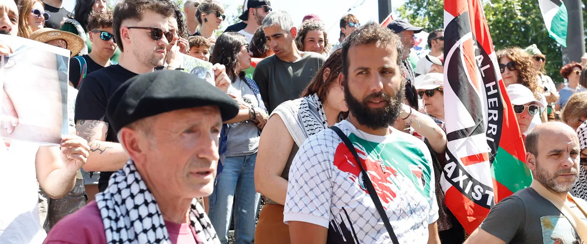 BILBAO, 24/05/2026.- Luis Artola (i), simpatizante detenido en los incidentes del aeropuerto de Bilbao, y Karim El khamlichi (c), que viajaba en la flotilla, durante la rueda de prensa convocada por la delegación vasca de la Global Sumud Flotilla este domingo para informar sobre los incidentes registrados este sábado en el aeropuerto de Loiu a la llegada de sus compañeros. EFE/ Miguel Toña

