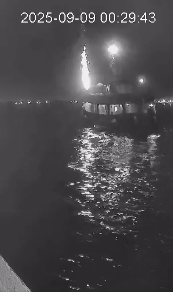 Momento en el que un dron impacta en un barco de la flotilla sumud