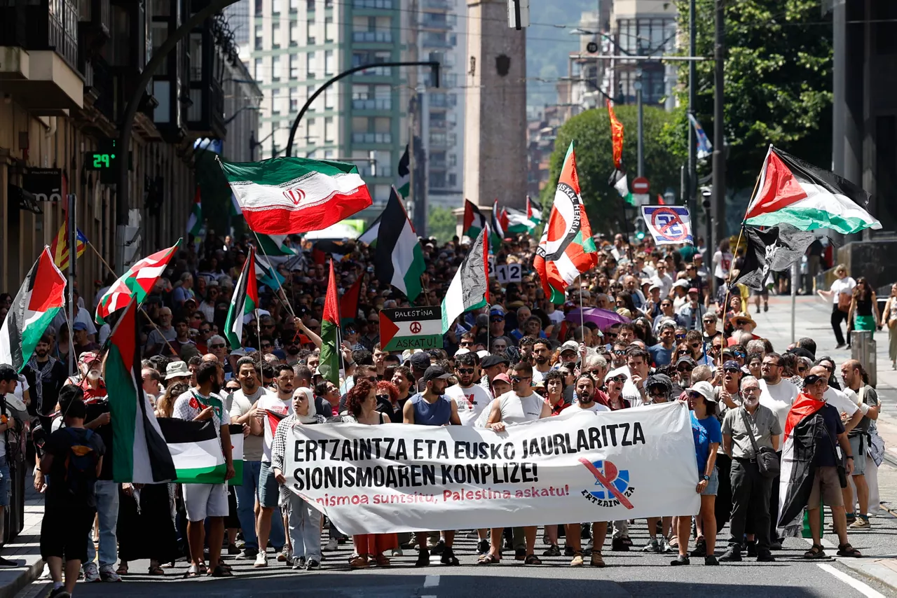 BILBAO, 24/05/2026.- Manifestación convocada por la delegación vasca de la Global Sumud Flotilla este domingo tras los incidentes registrados este sábado en el aeropuerto de Loiu a la llegada de sus compañeros. EFE/ Miguel Toña
