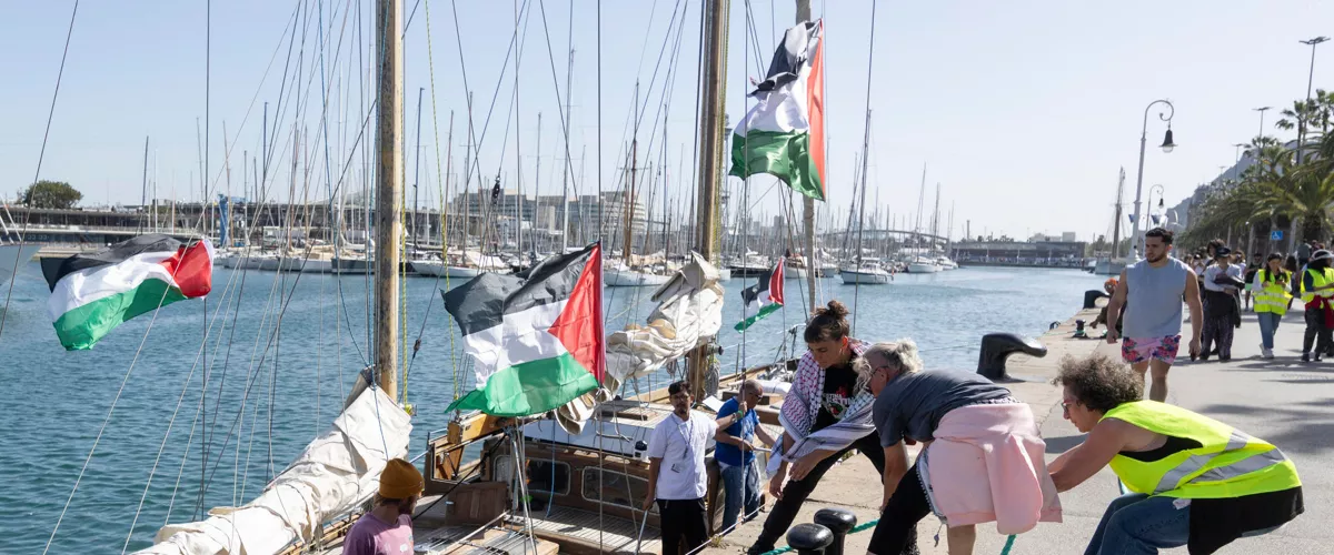GRAFCAT1040. BARCELONA (ESPAÑA), 10/04/2026.-Aspecto de uno de los barcos de la Global Sumud Flotilla,   anclados en el Moll d'Espanya del Port de Barcelona antes de su partida hacia Gaza el próximo domingo desde Barcelona. EFE/Marta Pérez
