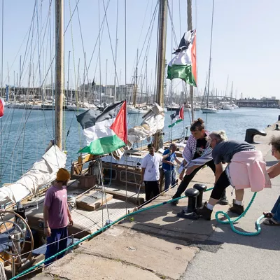 GRAFCAT1040. BARCELONA (ESPAÑA), 10/04/2026.-Aspecto de uno de los barcos de la Global Sumud Flotilla,   anclados en el Moll d'Espanya del Port de Barcelona antes de su partida hacia Gaza el próximo domingo desde Barcelona. EFE/Marta Pérez

