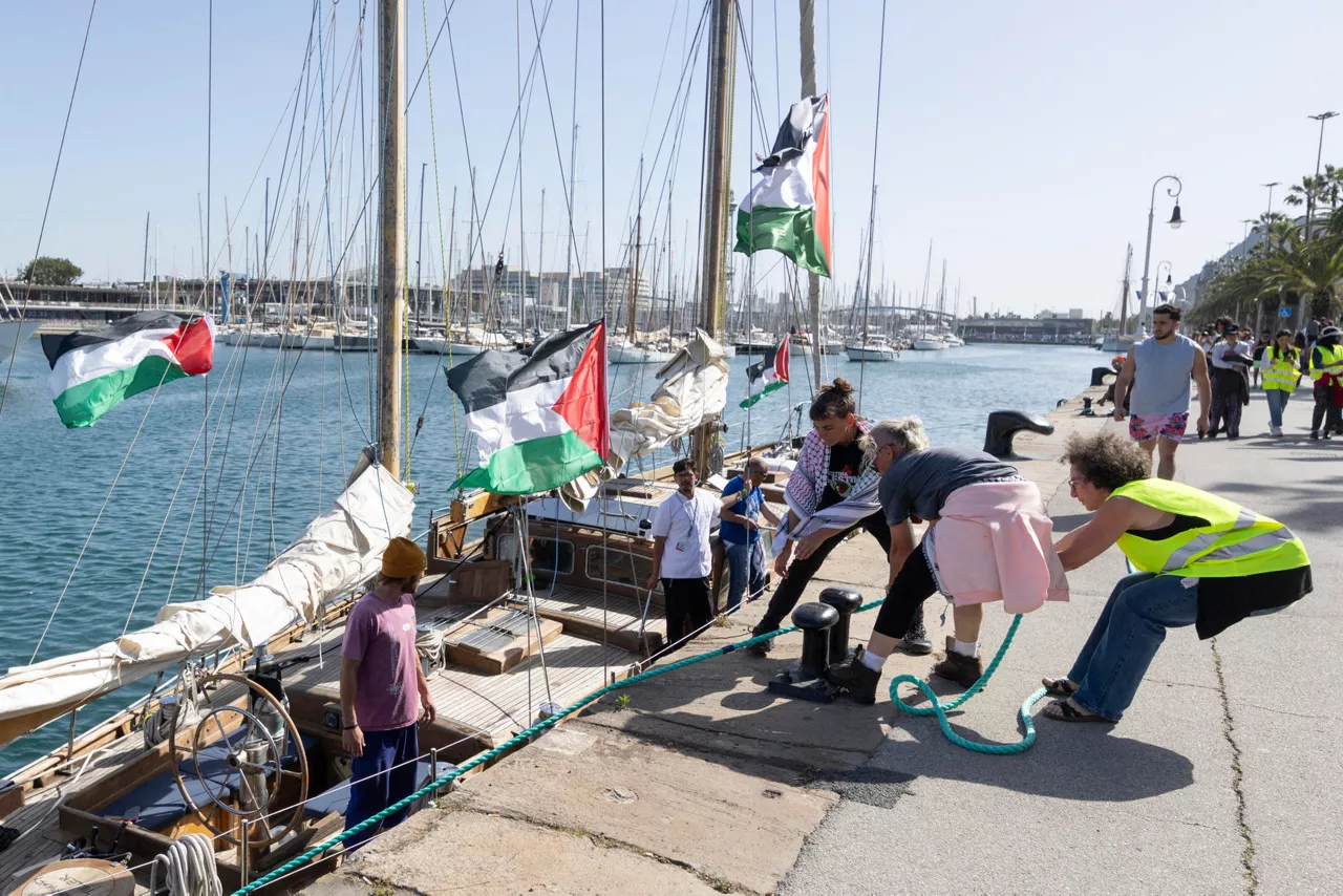 GRAFCAT1040. BARCELONA (ESPAÑA), 10/04/2026.-Aspecto de uno de los barcos de la Global Sumud Flotilla,   anclados en el Moll d'Espanya del Port de Barcelona antes de su partida hacia Gaza el próximo domingo desde Barcelona. EFE/Marta Pérez
