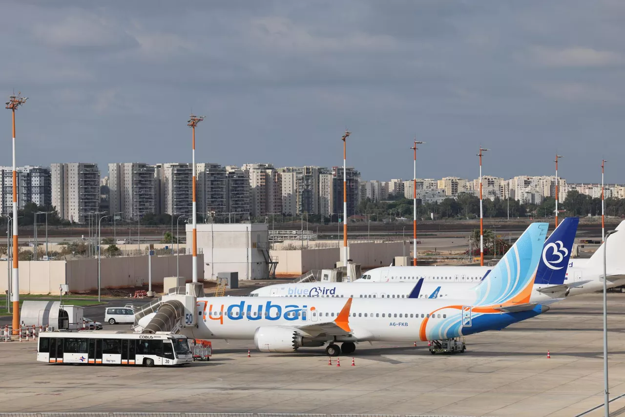 Tel Aviv (Israel), 30/09/2026.- A Flydubai aircraft sits on the tarmac at Ben Gurion International Airport near Tel Aviv, Israel, 30 September 2026. Flydubai confirmed that flight FZ 1073 from Dubai to Tel Aviv experienced an in-flight incident and diverted safely to Tabuk Airport in Saudi Arabia following an altercation in the flight deck, before passengers were safely transported to their destination. (Arabia Saudita) EFE/EPA/ABIR SULTAN
