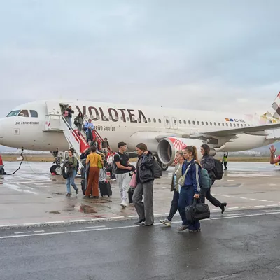 VITORIA, 06/11/2025.- Volotea presenta las nuevas rutas desde el aeropuerto de Foronda a Barcelona y Madrid. Asisten la delegada del Gobierno, Marisol Garmendia; el diputado general de Álava, Ramiro González; la alcaldesa de Vitoria, Maider Etxebarria, y el jefe de estrategia de Volotea, Gabriel Schmilovich. EFE / L. Rico
