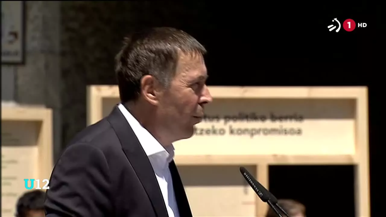 Agurainen EH Bilduk egindako agerraldian Arnaldo Otegik munduan zabaltzen ari den autoritarismo oldeaz ohartarazi du. PP eta Vox haien konplize dela salatu du.