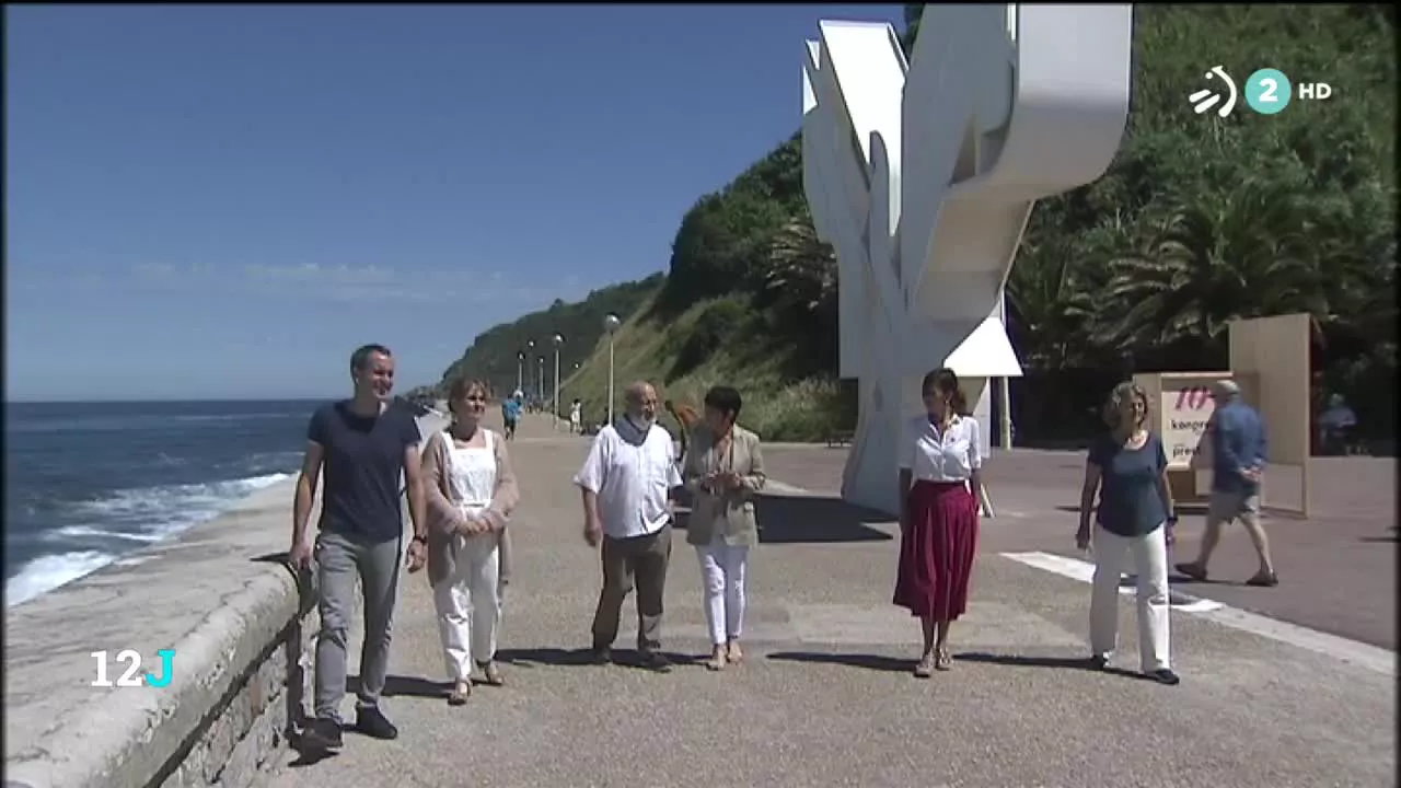 Junto a la Paloma de la Paz de Nestor Basterretxea, las candidatas de EH Bildu se han econtrado con Xavier Irazusta, viudo de Rosa Zarra. Iriarte ha reprochado a Urkullu no apoyar a todas las víctimas