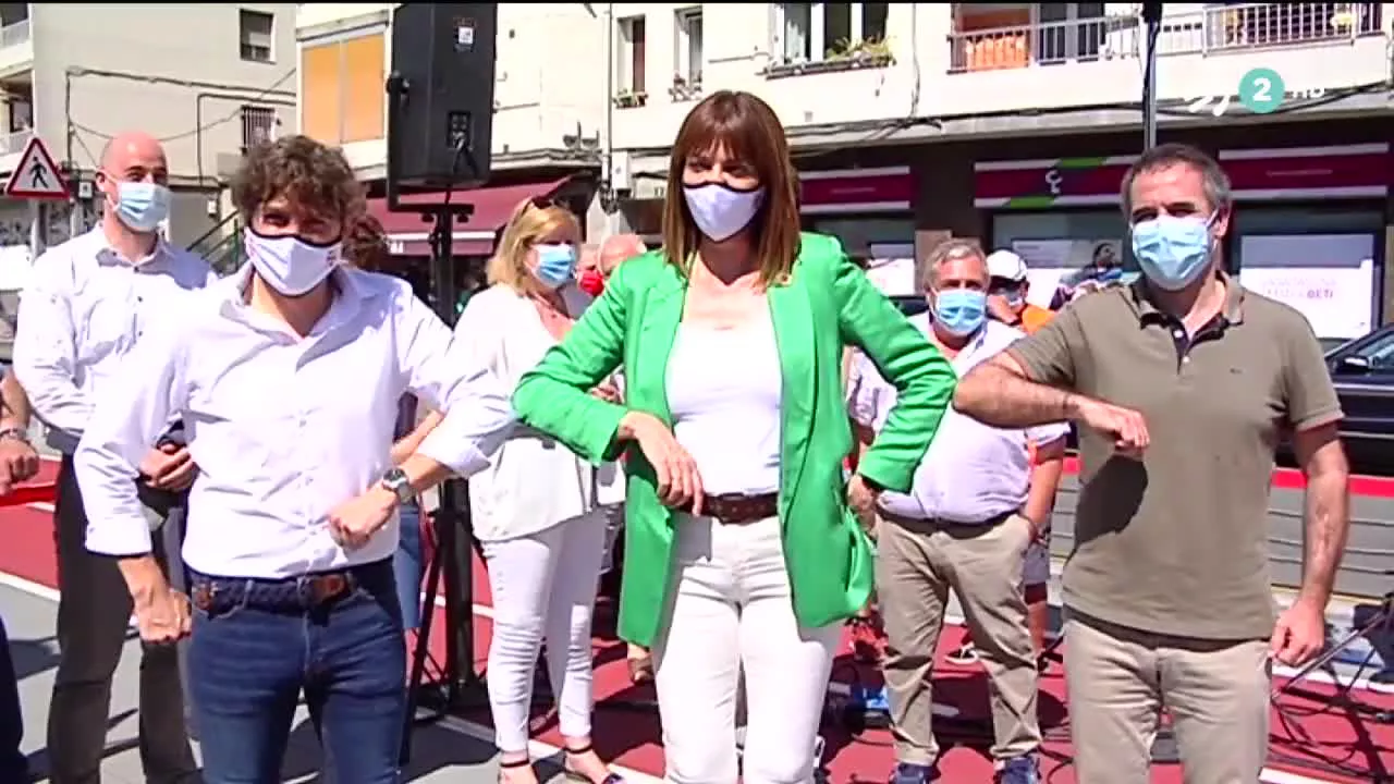 Frente al hospital de Eibar, uno de los de referencia para la covid, la candidata socialista llama a rechazar debates identitarios. Asegura que el hospital comarcal se contruyó por insistencia del PSE