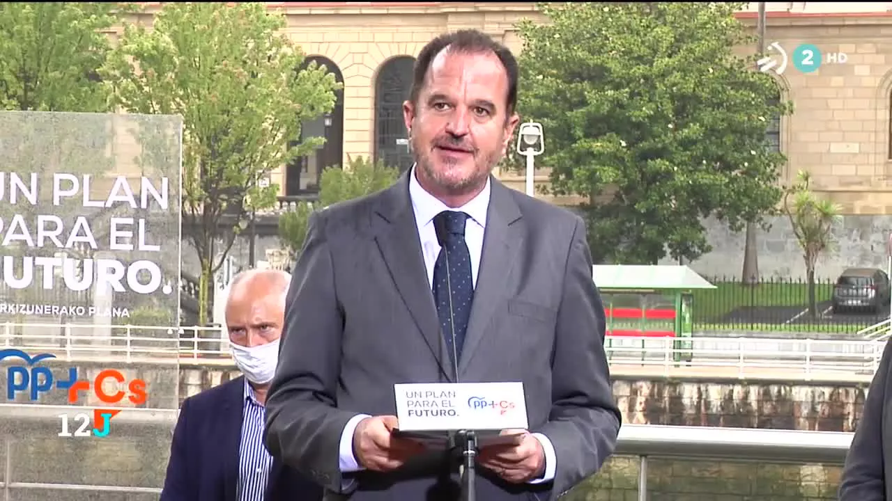 "Defiende el derecho a elegir el centro y el modelo lingüístico y exige ""una educación sin adoctrinamiento ni manipulaciones""."