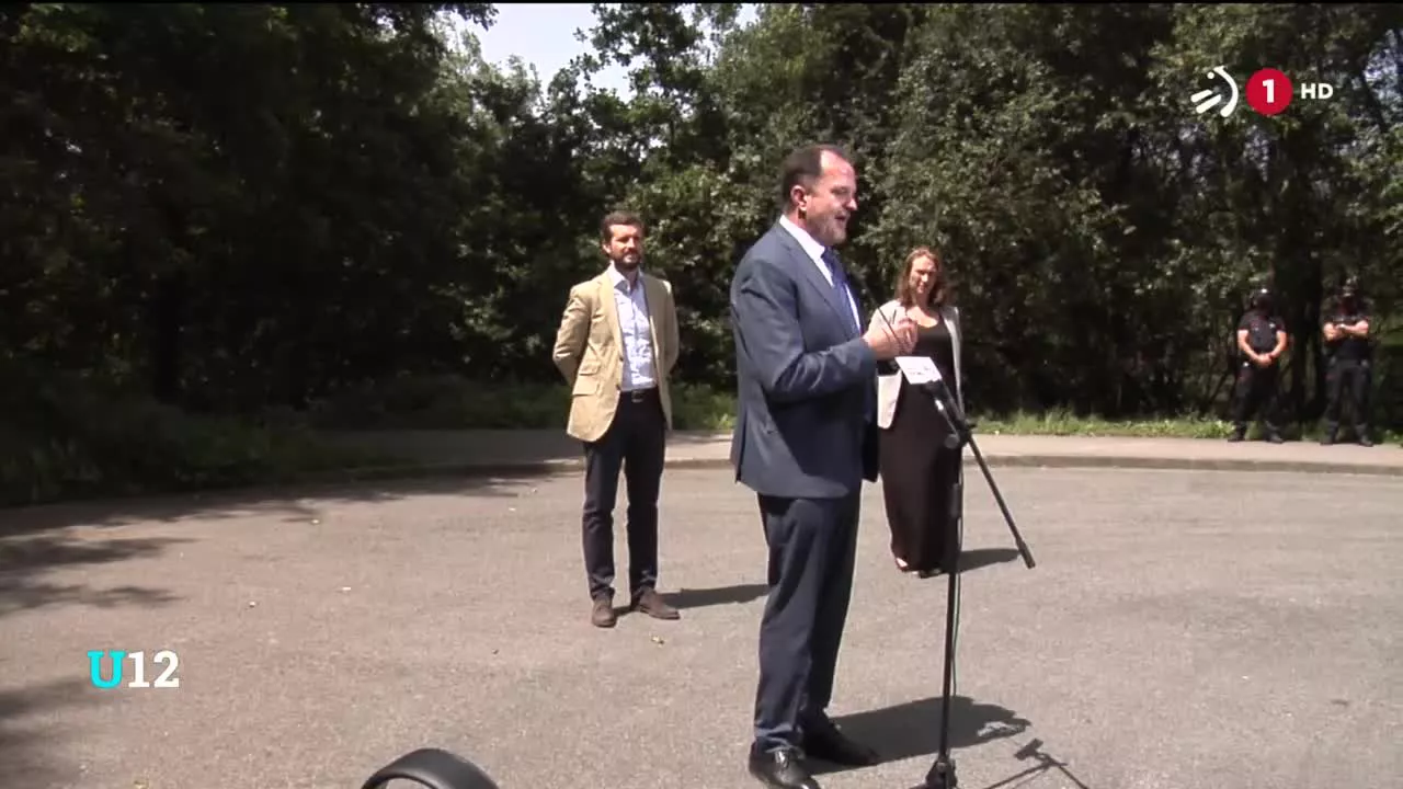 Autonomoei laguntzeko proposamenak, okupazio ilegalari aurre egiteko edota itunpeko ikastetxeen defendatzeko proposamenak jarri zituela adierazi du.