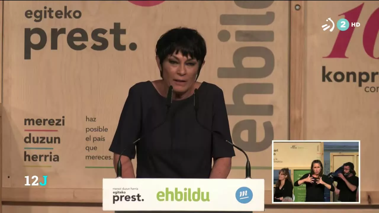Acto de fin de campaña de EH Bildu. Maddalen Iriarte ha criticado al gobierno por anteponer el interés electoral a la salud.