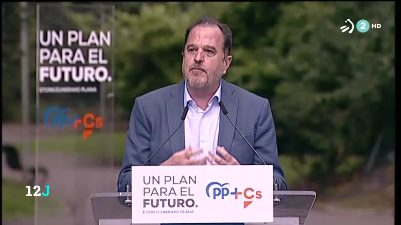 Acto de fin de campaña de PP-Cs en Vitoria-Gasteiz. Iturgaiz afirma que es el único partido que representa a los constitucionalistas, y pide su voto