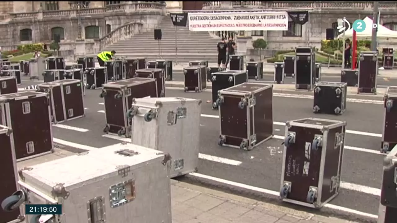 Profesionales del sector de Euskal Herria se han manifestado para denunciar que su situación es insostenible: a consecuencia de la COVID-19, llevan meses sin trabajar.
