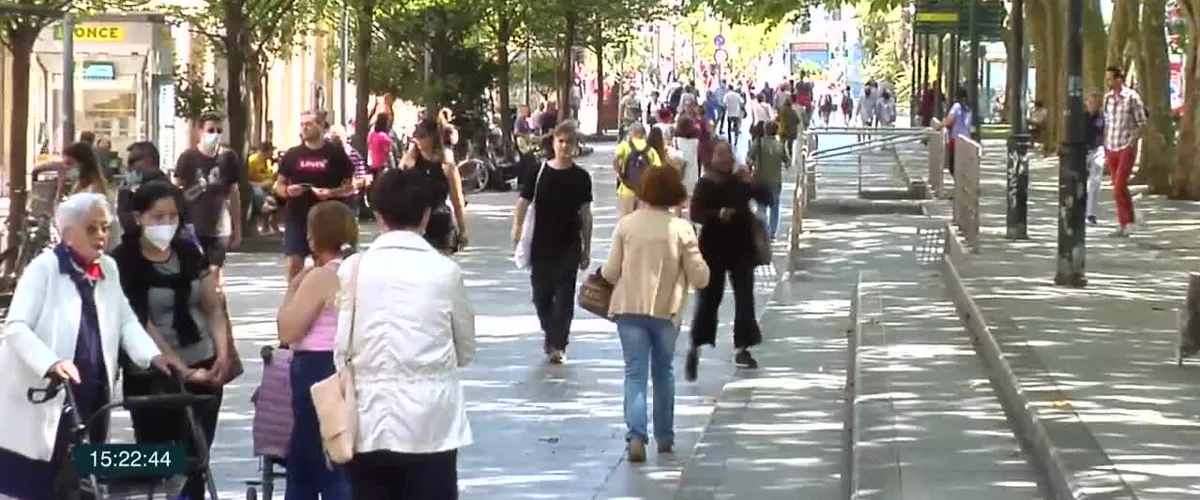 Europa mira al Estado español con preocupación. Francia y Alemania ya han recomendado a sus ciudadanos que no viajen a España de vacaciones y en la CAV ya se han empezado a anular reservas. Gipuzkoa, sobre todo, notará la no presencia de turistas franceses.