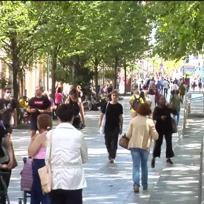 Europa mira al Estado español con preocupación. Francia y Alemania ya han recomendado a sus ciudadanos que no viajen a España de vacaciones y en la CAV ya se han empezado a anular reservas. Gipuzkoa, sobre todo, notará la no presencia de turistas franceses.