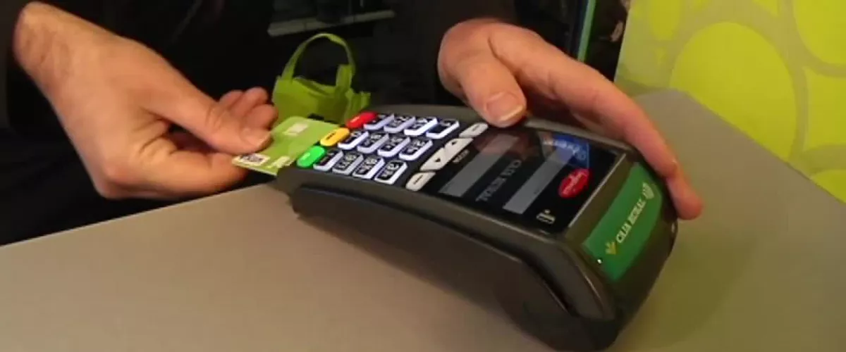 La pandemia ha hecho que utilicemos cada vez más la tarjeta para pagar, incluso, importes pequeños. En San Sebastián hay una cafeteria que ya no acepta dinero en metálico.