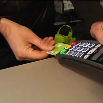 La pandemia ha hecho que utilicemos cada vez más la tarjeta para pagar, incluso, importes pequeños. En San Sebastián hay una cafeteria que ya no acepta dinero en metálico.