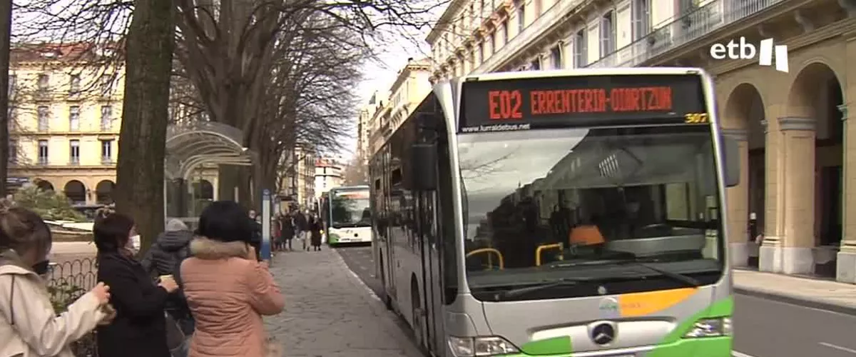 Gipuzkoa pone en marcha una campaña para impulsar el uso del transporte público. La pandemia ha hecho que un tercio de las personas que lo usaban de forma habitual dejen de hacerlo.