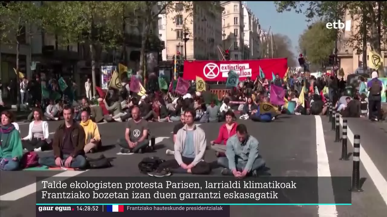 Dozenaka mila lagun elkartu dira Parisko kaleetan eskuin muturraren aurka protesta egiteko. Macronen politiken kontra ere egin dute.