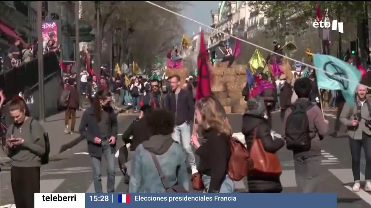 Decenas de miles de personas han salido a la calle en París para protestar contra la ultraderecha, aunque también han criticado las políticas del actual presidente.