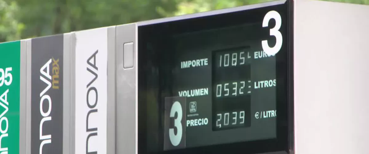 Azken astean, esaterako, 14 zentimo garestitu da gasolina litroa. Batez beste 7 euro gehiago ordainduko dute gaur depositua betetzen dutenek.