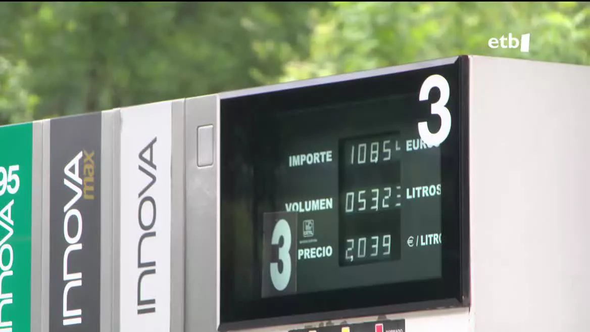Azken astean, esaterako, 14 zentimo garestitu da gasolina litroa. Batez beste 7 euro gehiago ordainduko dute gaur depositua betetzen dutenek.