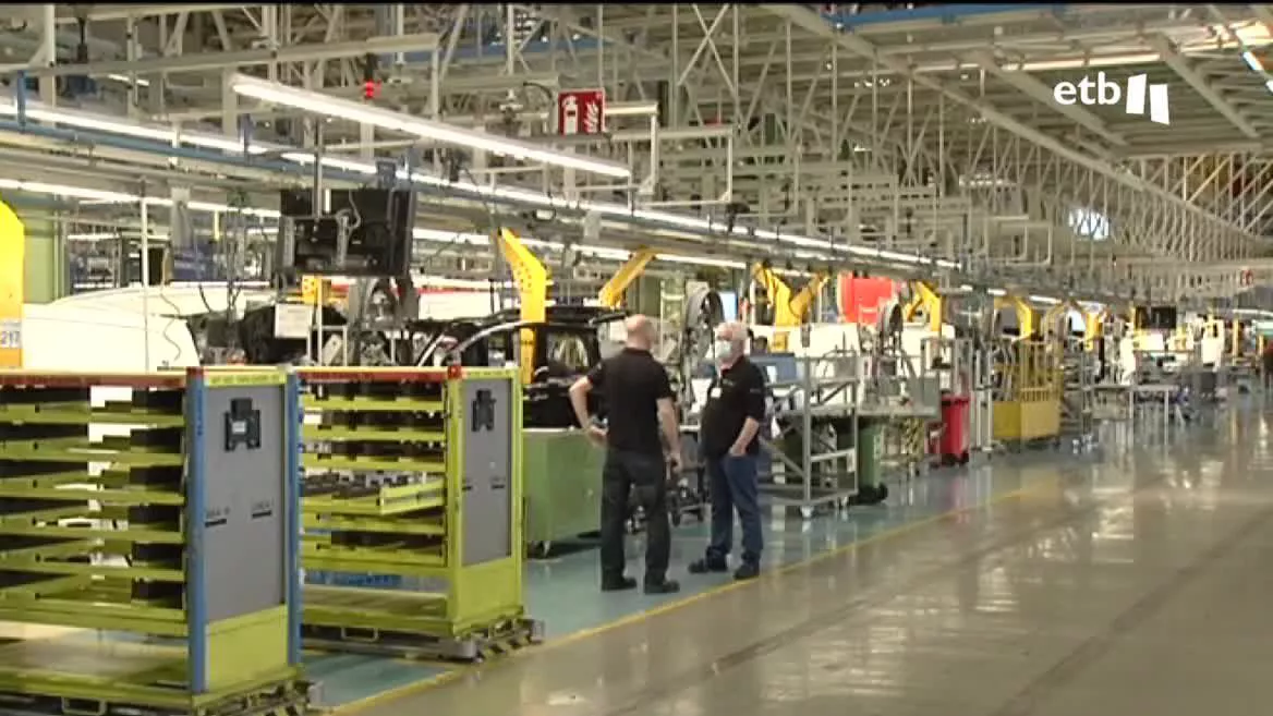 Después de semanas de huelgas y movilizaciones,  los trabajadores de Mercedes-Benz de Vitoria  deberán votar este lunes en referéndum si aceptan el preacuerdo para el nuevo convenio. Hemos estado con representantes de UGT y LAB para hablar sobre la jornada decisiva de mañana.
