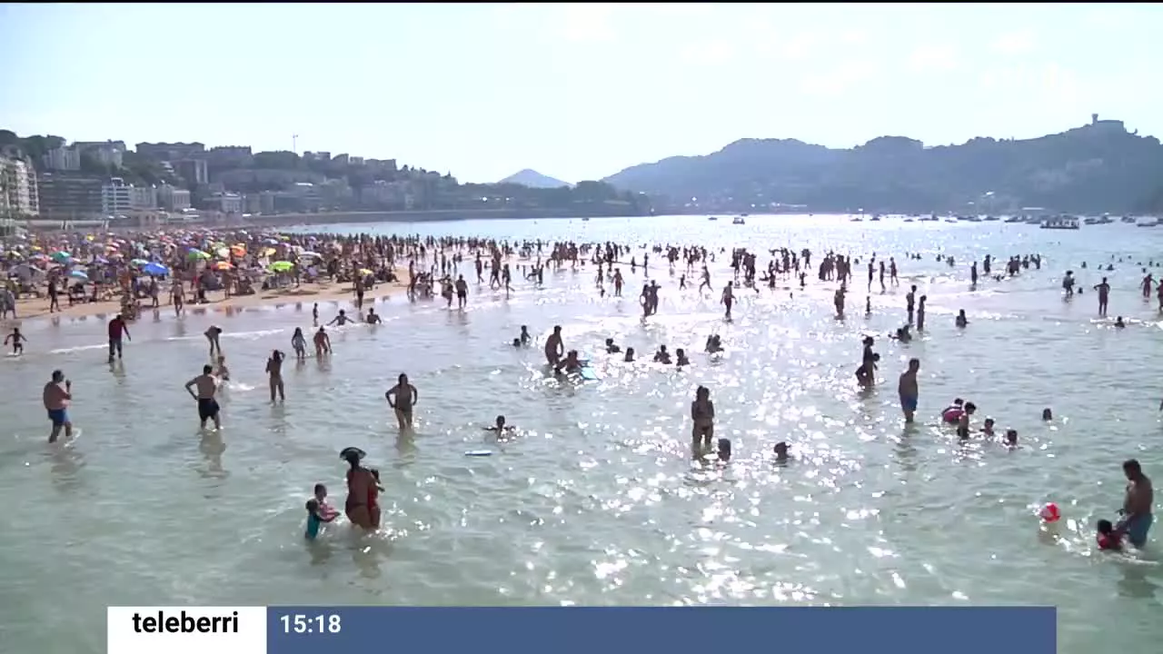 Las olas de calor y la escasez de precipitaciones se notan en la temperatura del mar. En el Aquarium donostiarra, por ejemplo, miden la temperatura del agua de La Concha desde 1947 y este año está por encima de los 25 grados. En la playa de Ereaga la temperatura del agua es de 23,4 grados.