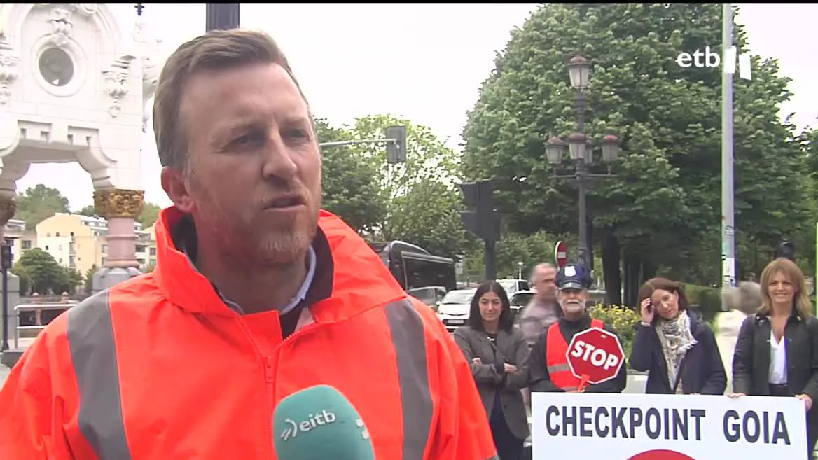 "Simulando un atasco en el centro de la capital gipuzkoana, así es cómo el PP ha denunciado hoy que la ""intención de EAJ es cerrar el centro a los vehículos"". Frente a ello, el candidato popular ha enfatizado que tomará decisiones con todos los actores que tienen un rol en la movilidad de la ciudad."