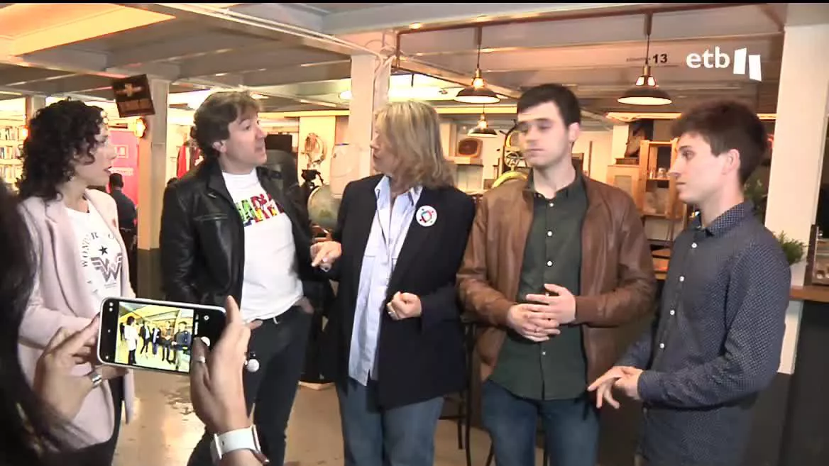 En el barrio bilbaíno de Zorrotzaurre, los socialistas han mantenido un encuentro con los jóvenes candidatos del PSE-EE que concurren a las elecciones de mayo.