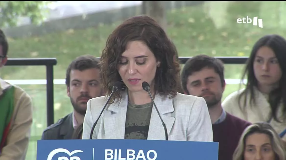 Sobre las listas de EH Bildu, Ayuso ha señalado que el Parlamento y los jueces deberían decidir sobre la ilegalización de este partido.