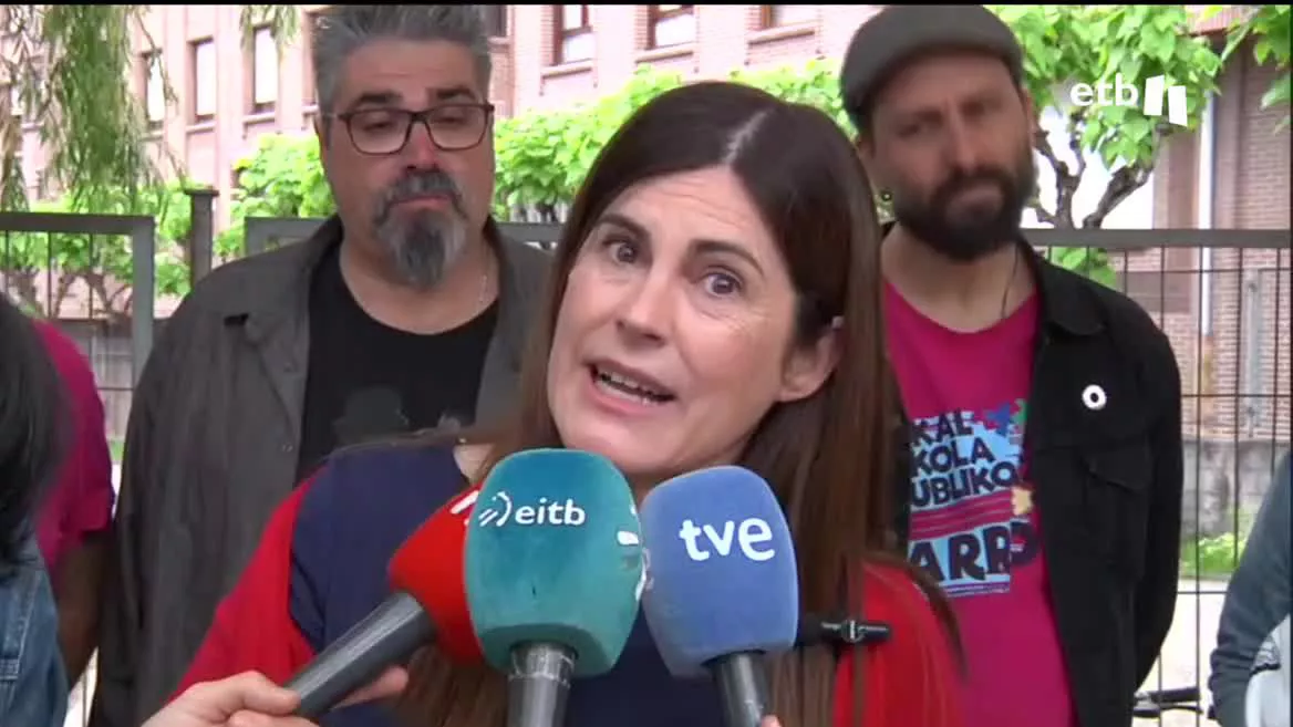 Teniendo en el gobierno municipal y de seguir en el consistorio, se ha comprometido a mejorar las ayudas a la escuela pública.