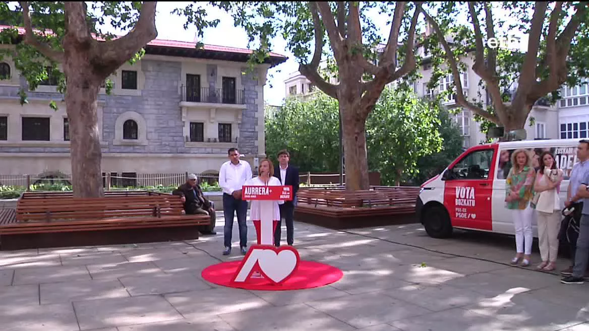 Maider Etxebarria Gasteizko alkatearen aurrean, Eneko Anduezak eskerrak eman dizkie udal zerbitzuetako langileei, atzoko txingor ekaitzaren ondoren hiria martxan jarri dutelako.