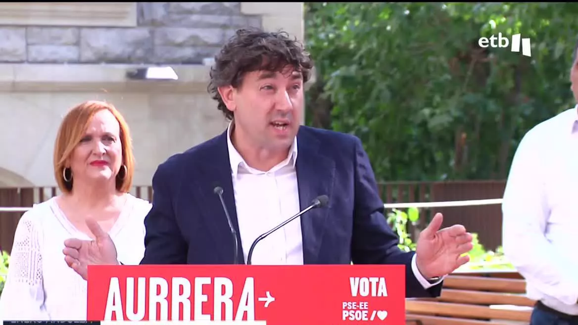 En presencia de la alcaldesa de Vitoria, Maider Etxebarria, Eneko Andueza ha agradecido a los trabajadores de los servicios municipales la puesta en marcha de la ciudad tras la tormenta de granizo de ayer.