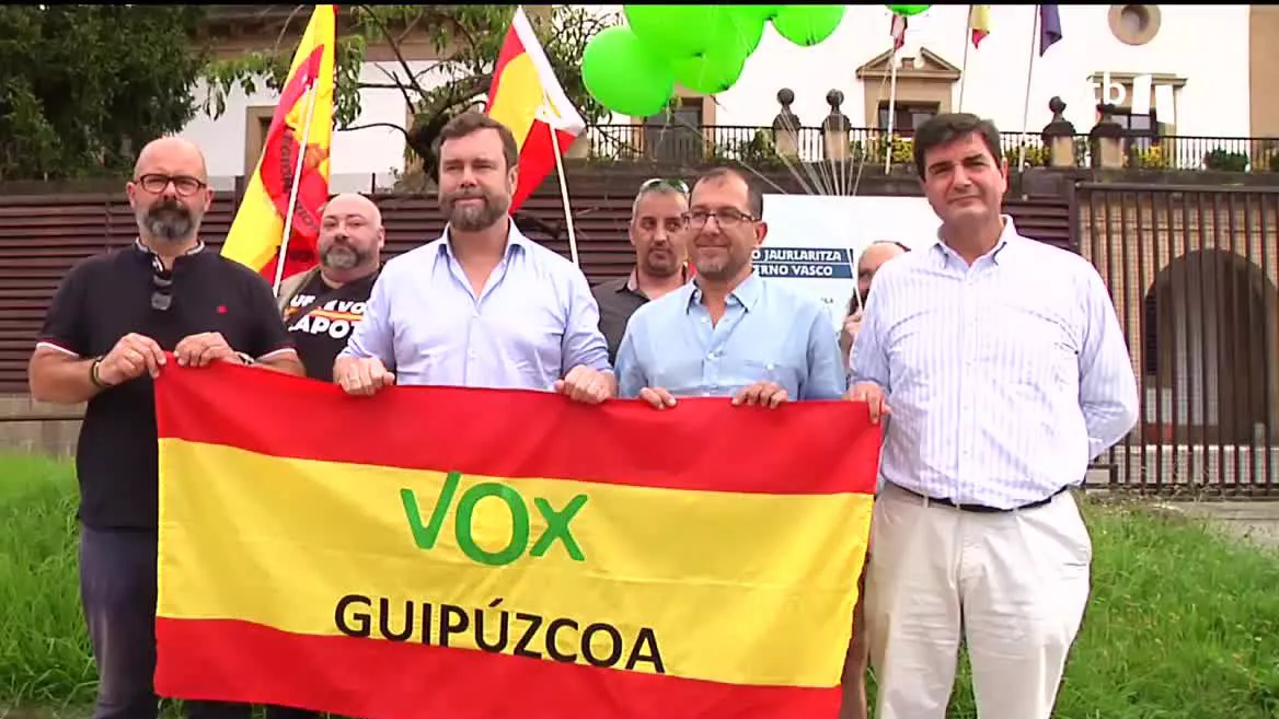 Vox ha celebrado un acto frente a la cárcel de Martutene y ha criticado que la competencia en materia penitenciaria esté en manos del Gobierno Vasco.