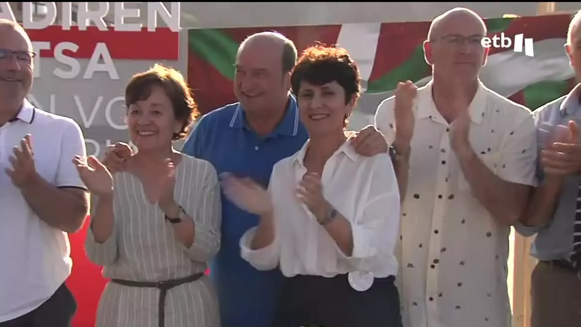 Ortuzar ha celebrado su 61 cumpleaños en el malecón de Zarautz y ha comparado, con humor, a Sánchez y Feijóo con las carabelas portuguesas.