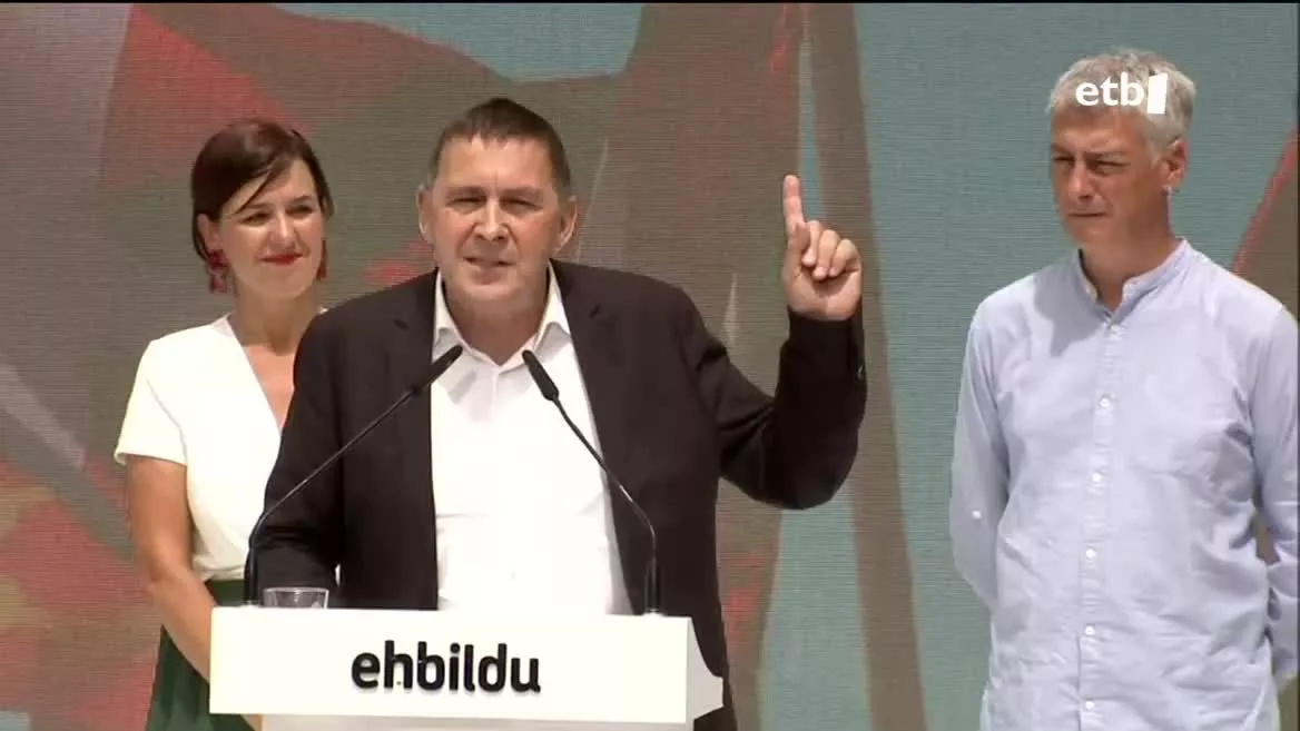 Lekeitioko Independentzia plaza jendez gainezka, Arnaldo Otegik azaldu du EH Bildu ezberdina dela, printzipioak dituela. Horregatik, uztailaren 23ko botoa herriarentzat eskatu du.