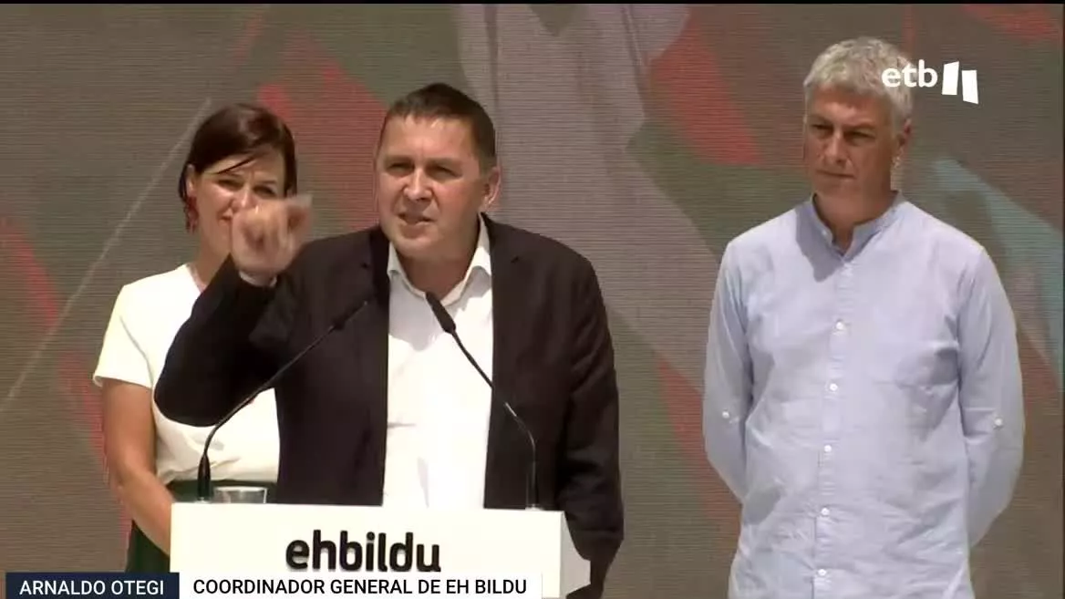 Talde subiranistak abertzaletasuna defendatzen duen alderdia dela azpimarratu du. Hauteskunde orokorrei begira, Arnaldo Otegik zehaztu du Madril ez da helmuga, “bidaiaren geldiune bat baizik”. Era berean, botoa eskatu du “euskal errepublikarako bidean eskuinari aurre egiteko”.