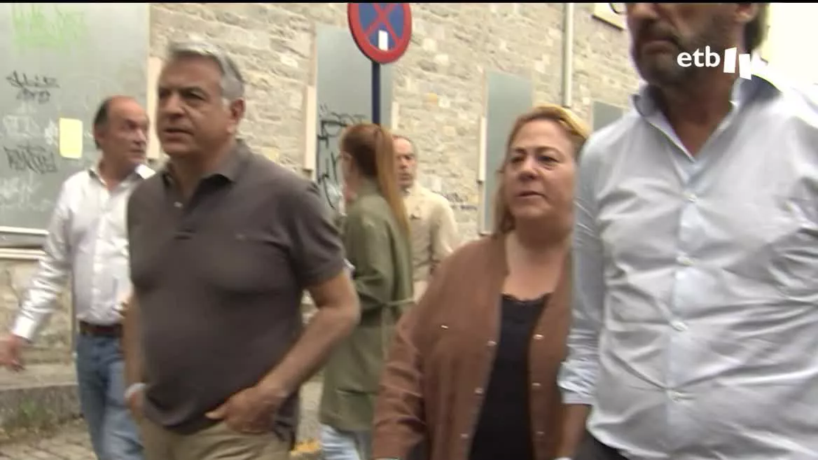 De Andrés dice que en esta legislatura no se ha destinado dinero a Álava. Aclaran que darán su apoyo a los vecinos que se quejen. También creen que Sánchez ha apoyado a EH Bildu y que si llegan al gobierno, frenarán ese proyecto.