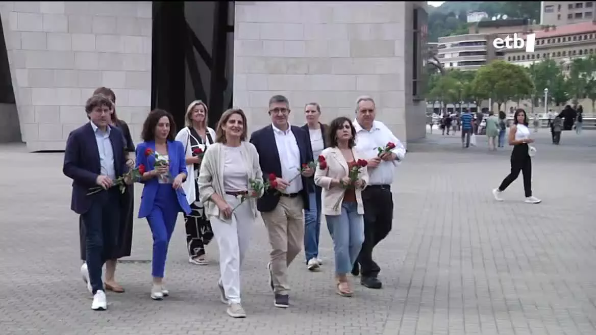 Gasteizen goizean eta arratsaldean Bilbon egon da Teresa Ribera Espainiako Gobernuko hirugarren presidenteordea, Ramon Rubiali omenadia eginez. Bestalde, Eneko Andueza PSE-EEko idazkari nagusiak eskuinari aurre egiteko, botoak PSE-EEren inguruan biltzeko deia egin du.