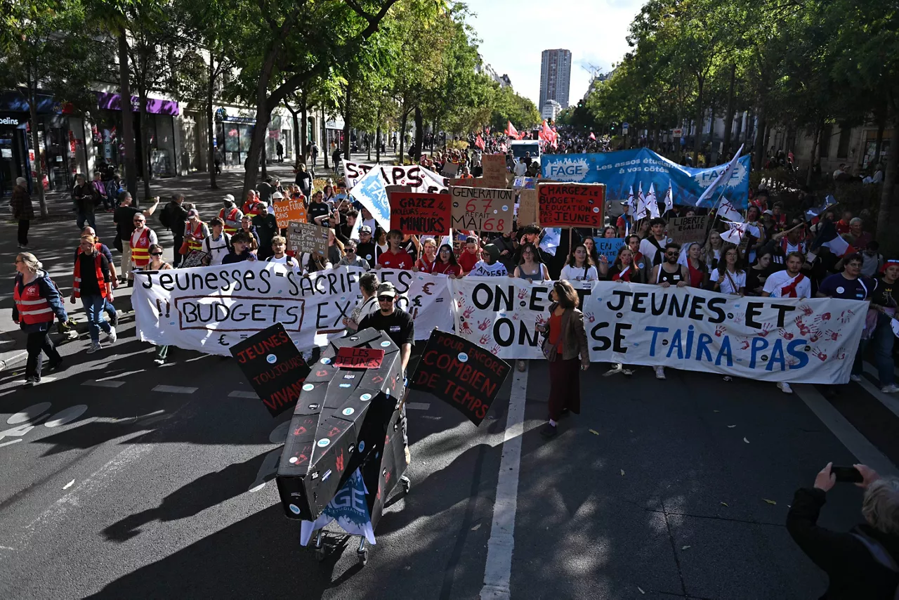 PARIS (France), 13/10/2026.- High school students and French Unions march during a national day of protest against education conditions in Paris, France, 13 October 2026. Student demonstrations have spread across France since mid-September as youth protest against severe teacher shortages, overcrowded classrooms, a lack of resources, and poor learning conditions ahead of upcoming national budget decisions. (Protestas, Francia) EFE/EPA/FIRAS ABDULLAH
