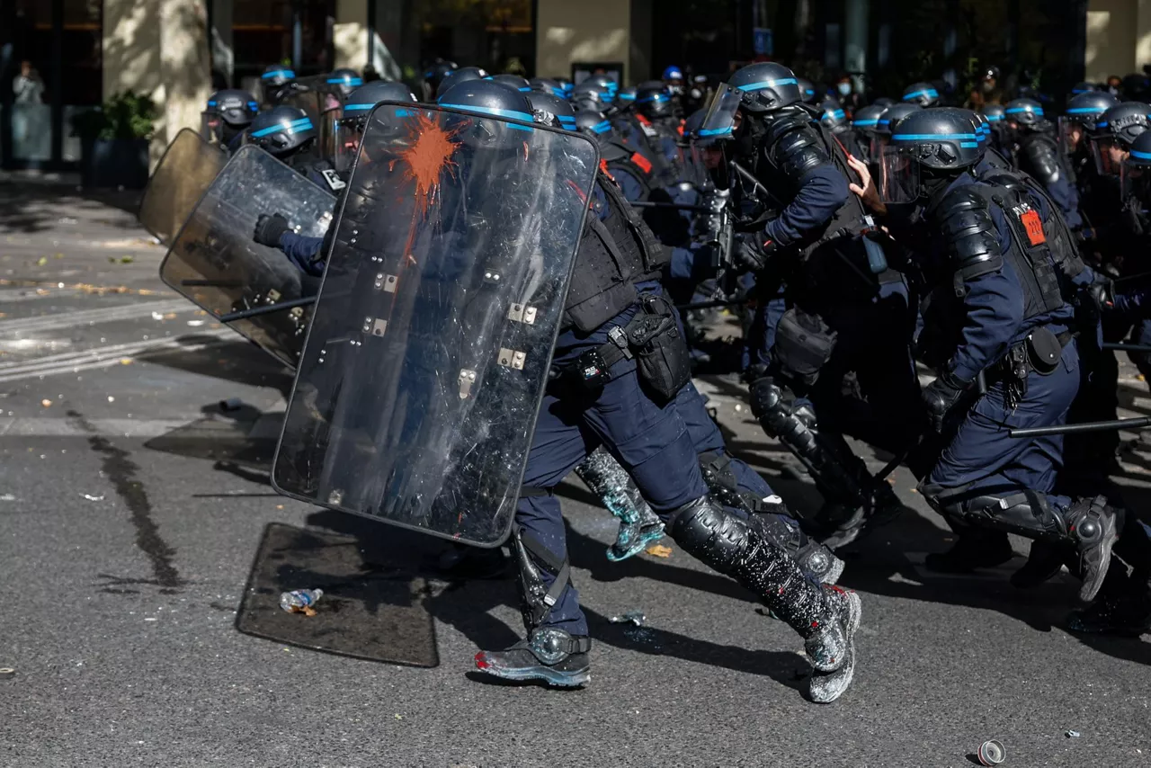 Paris (France), 17/10/2026.- French police intervene during clashes with protesters at a demonstration against rising living costs and cuts to public services in Paris, France, 17 October 2026. The nationwide mobilization brought together Yellow Vest (Gilets Jaunes) activists, high school and university students, trade unions and other groups protesting rising living costs, fuel prices and deteriorating public services, while demanding improvements in education and school conditions. (Protestas, Francia) EFE/EPA/MOHAMMED BADRA
